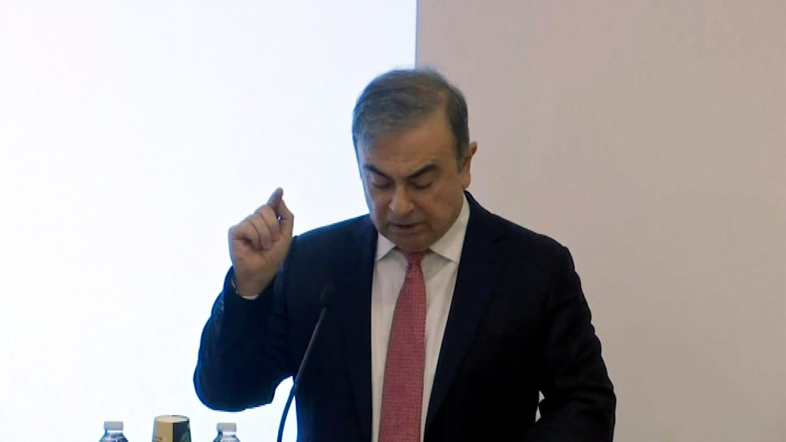 Eski Nissan Üst Yöneticisi Lübnan asıllı Carlos Ghosn, Lübnan'ın başkenti Beyrut'ta basın toplantısı düzenledi