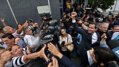 Juan Guaidó saluda a sus seguidores tras salir del Parlamento