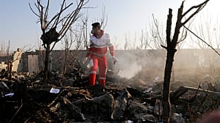 Túélők után kutatnak a lezuhant ukrán gép roncsai között. A balesetet a jelentések szerint senki sem élte túl