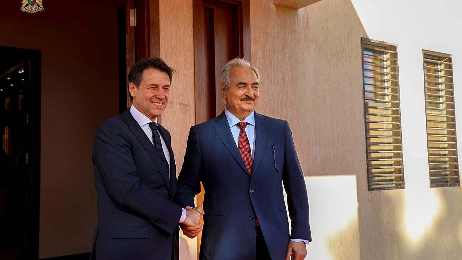 Giuseppe Conte e Khalifa Haftar a Bengasi in una foto del 23 dicembre 2018