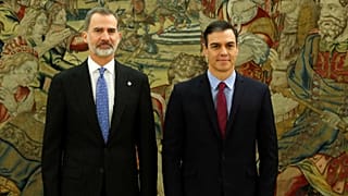 Le roi d'Espagne Felipe VI et Pedro Sanchez, lors de la cérémonie de prise en main du poste de chef de gouvernement au palais de la Zarzuela, à Madrid le 8 janvier 2020.