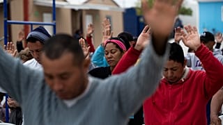 در چند متری مرز آمریکا؛ پناهجویی گلوی خود را روی پل «ریوگراند» برید 