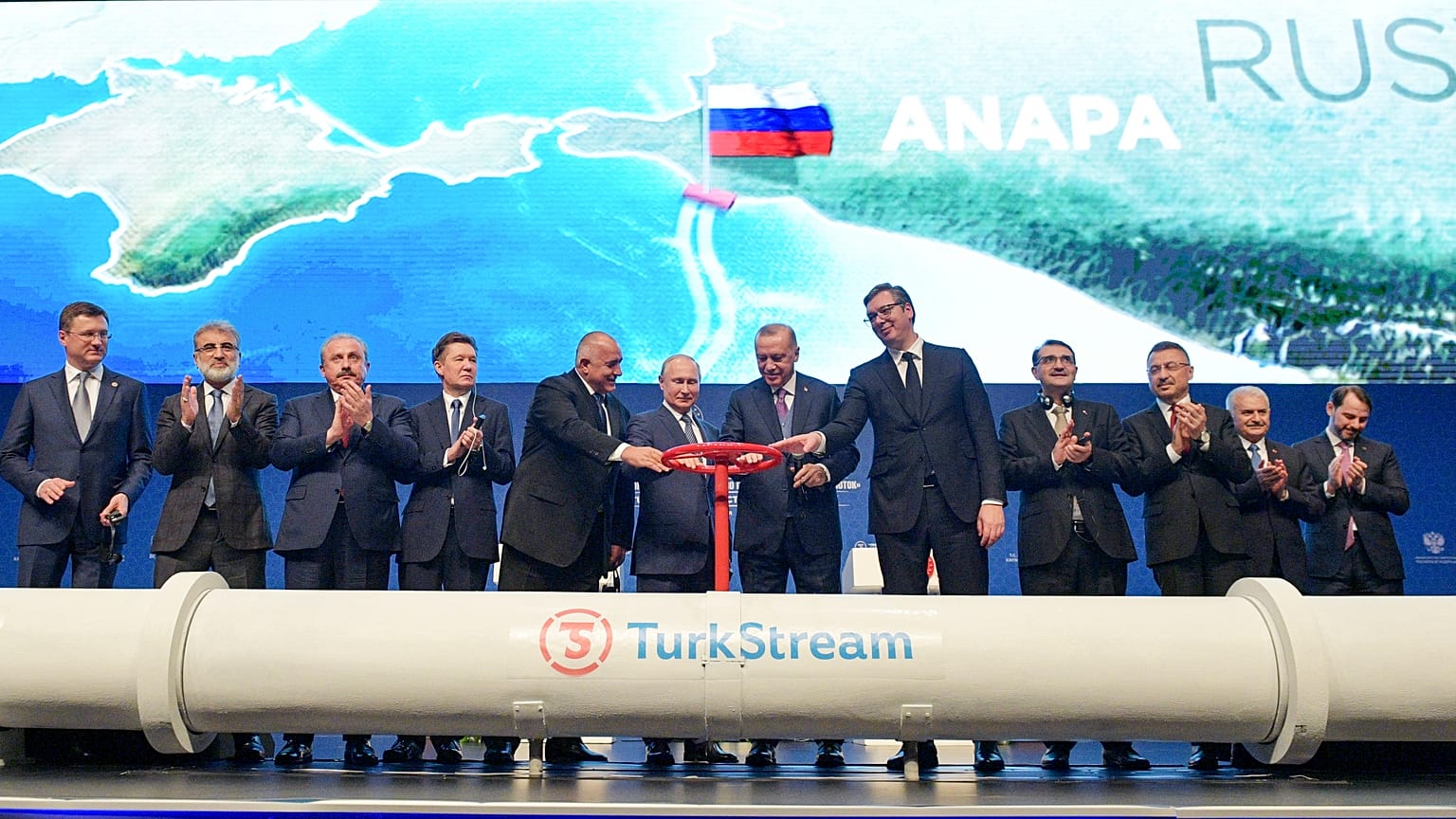 Los presidentes Putin (Rusia), Erdogan (Turquía) Vucic (Serbia) Borisov (Bulgaria) "abren el grifo" del gasoducto. 