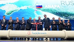 الرئيس التركي رجب طيب أردوغان، والرئيس الروسي فلاديمير بوتين جنبًا إلى جنب مع الرئيس الصربي ألكسندر فوتشيتش ومسؤولين خلال حفل   رمزي لتدشين خط أنابيب "تركستريم"