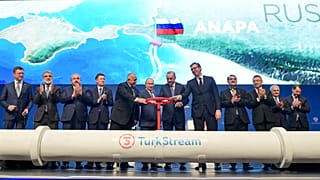 Los presidentes Putin (Rusia), Erdogan (Turquía) Vucic (Serbia) Borisov (Bulgaria) "abren el grifo" del gasoducto. 