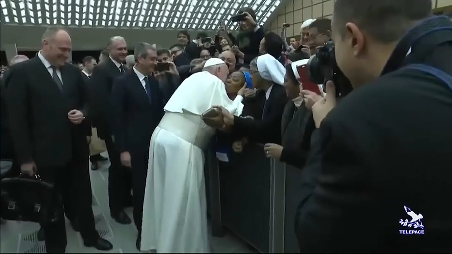  Papa Francis bir rahibenin öpücük talebini "ısırmaması" şartıyla kabul etti