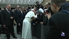  Papa Francis bir rahibenin öpücük talebini "ısırmaması" şartıyla kabul etti