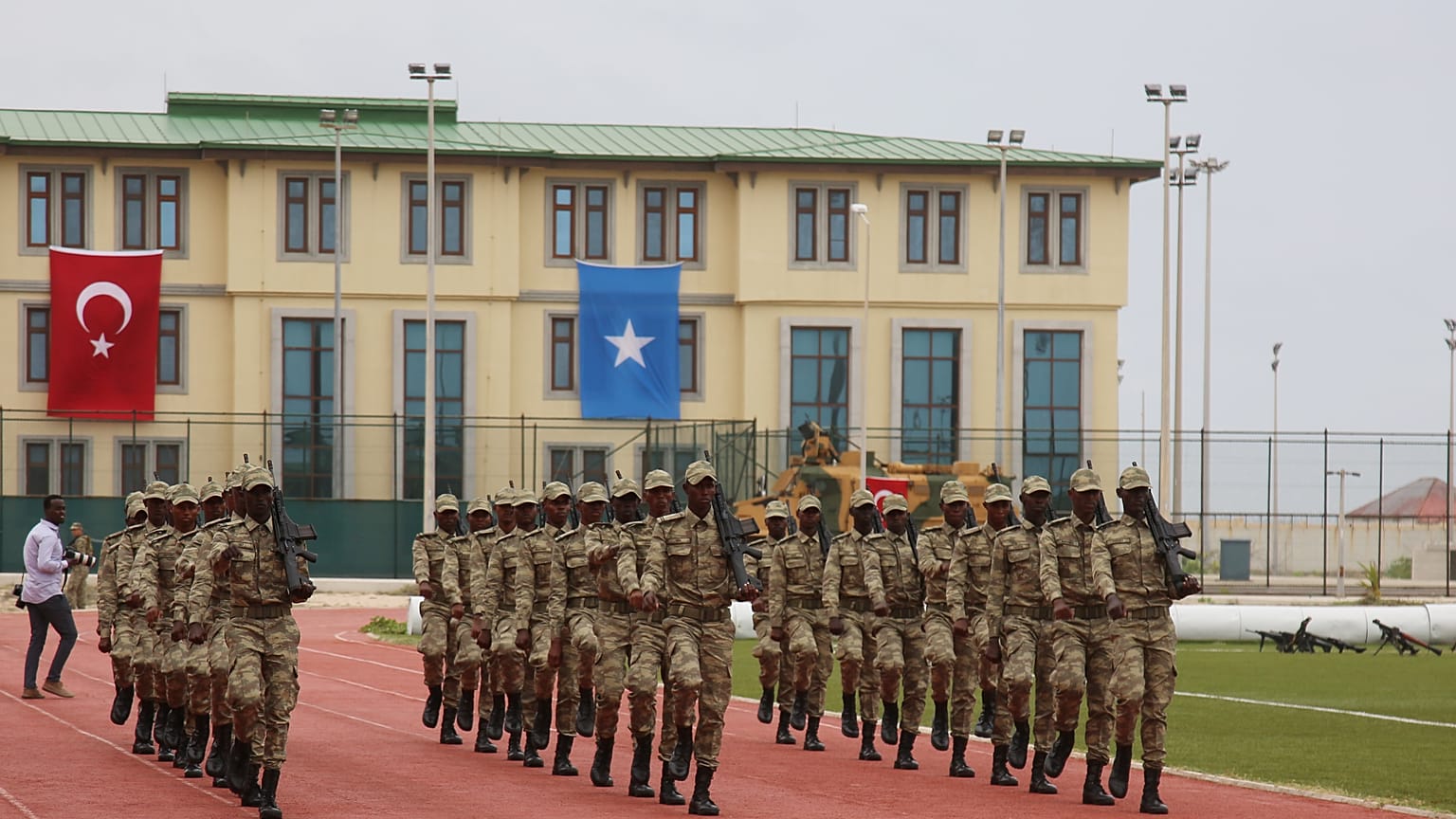 Türkiye’nin yurt dışındaki en büyük askeri eğitim merkezi olan Somali Türk Görev Kuvvet Komutanlığında  Somalili subaylar eğitimini tamamladı