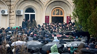 Митингующие штурмом берут здание администрации президента Абхазии