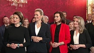 Alma Zadic, de rojo, está bajo protección policial permanente