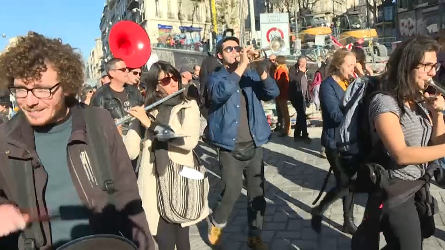 Rentendemo mit Masse und Musik