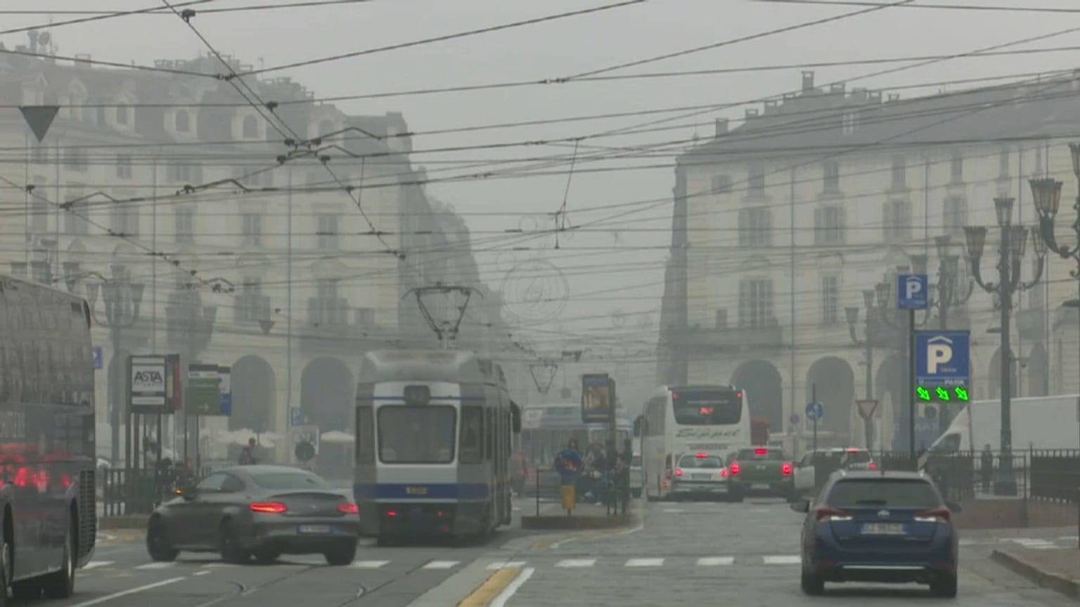 Torino sotto una cortina di nebbia e smog. 
