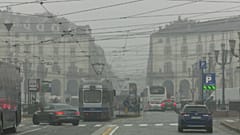 Torino sotto una cortina di nebbia e smog. 