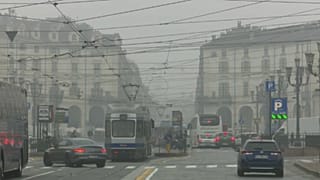 Torino sotto una cortina di nebbia e smog. 