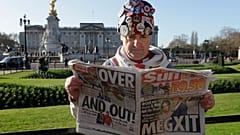 Prens Harry ve Meghan Markle'ın Kraliyet ailesindeki görevlerinden çekilmesine İngilizler ne diyor?