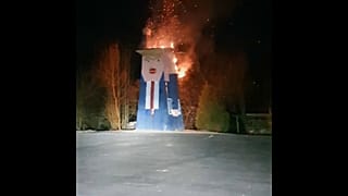Holz-Trump abgebrannt
