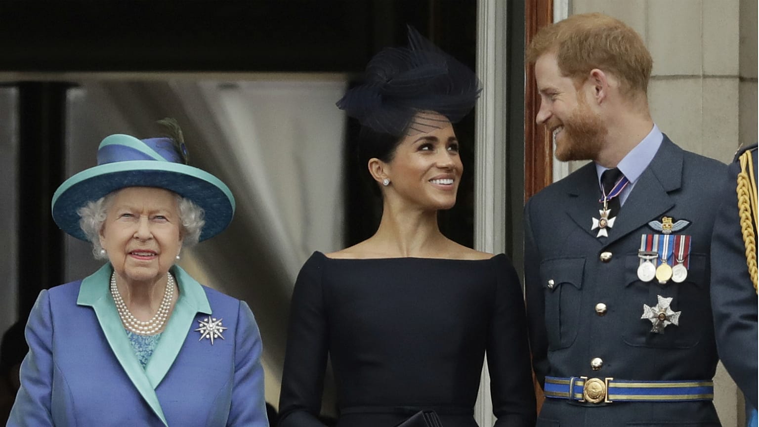 İngiltere Kraliçesi II. Elizabeth ile Prens Harry ve eşi Meghan Markle