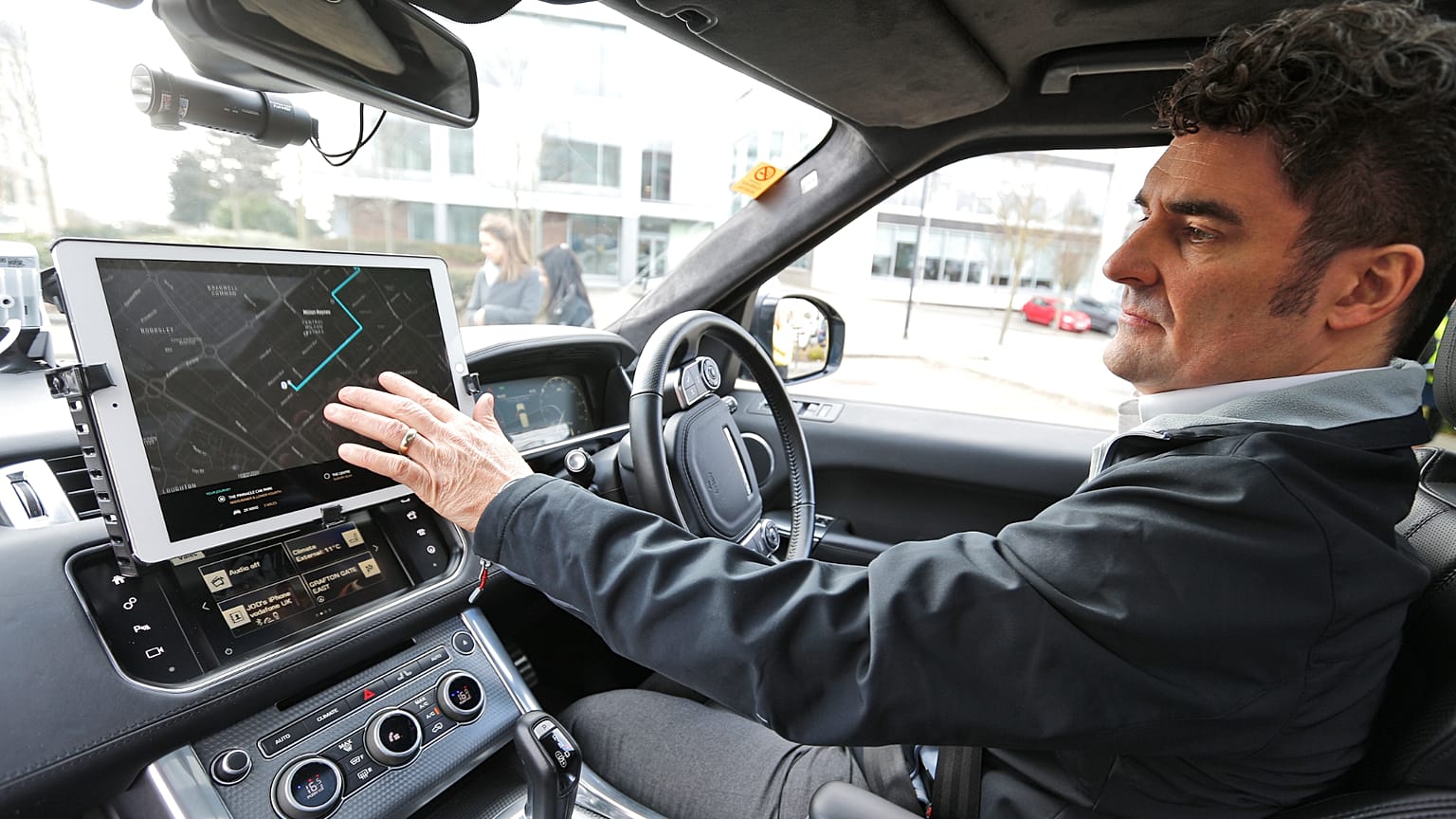 Hackerlerin yeni hedefi yürüyen bilgisayarlara dönüşen otomobiller 