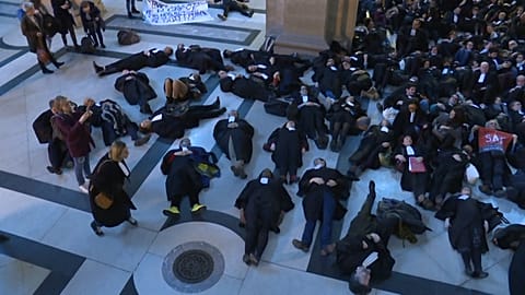 Kreative Juristen: Sleep-In gegen die Rentenreform