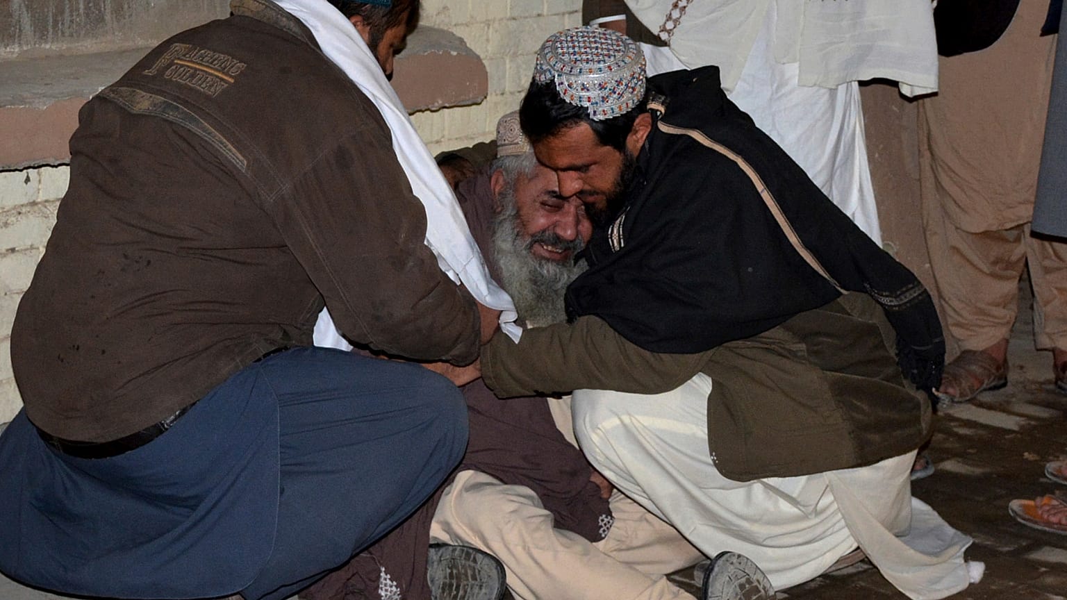 Pakistan'ın Kuetta kentinde bir camide düzenlenen intihar saldırısında bir yakınını kaybeden şahıs göz yaşlarına boğuldu