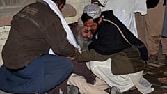 Pakistan'ın Kuetta kentinde bir camide düzenlenen intihar saldırısında bir yakınını kaybeden şahıs göz yaşlarına boğuldu