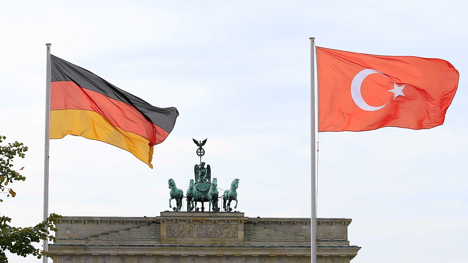Merkel'in iktidar ortağı Almanya'da Türk okuluna karşı: 'Erdoğan okullarını istemiyoruz'