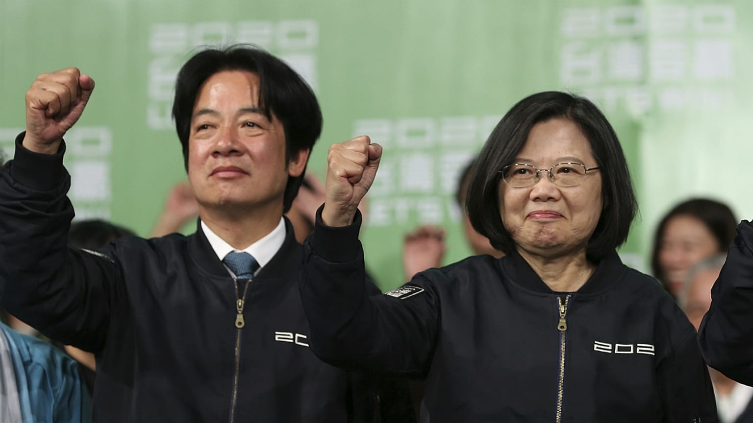 O candidato a vide-presidente William Lai (à esq.) celebra triunfo com Tsai Ing-wen