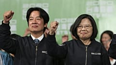 O candidato a vide-presidente William Lai (à esq.) celebra triunfo com Tsai Ing-wen