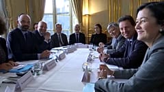 Retraites : le gouvernement "disposé à retirer" provisoirement l'âge-pivot de 64 ans