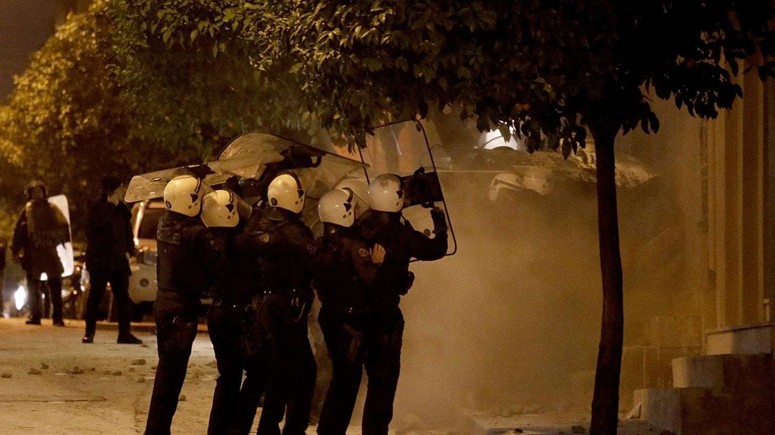 Κουκάκι: 13 συλλήψεις στην επιχείρηση της αστυνομίας στις καταλήψεις