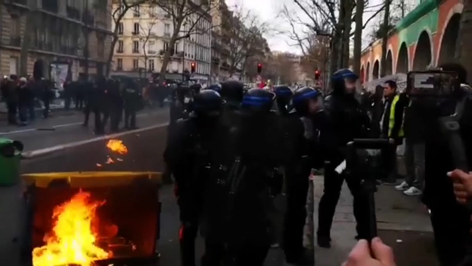 No comment: Sabato di disordini a Parigi. Parziale marcia indietro sulla riforma delle pensioni