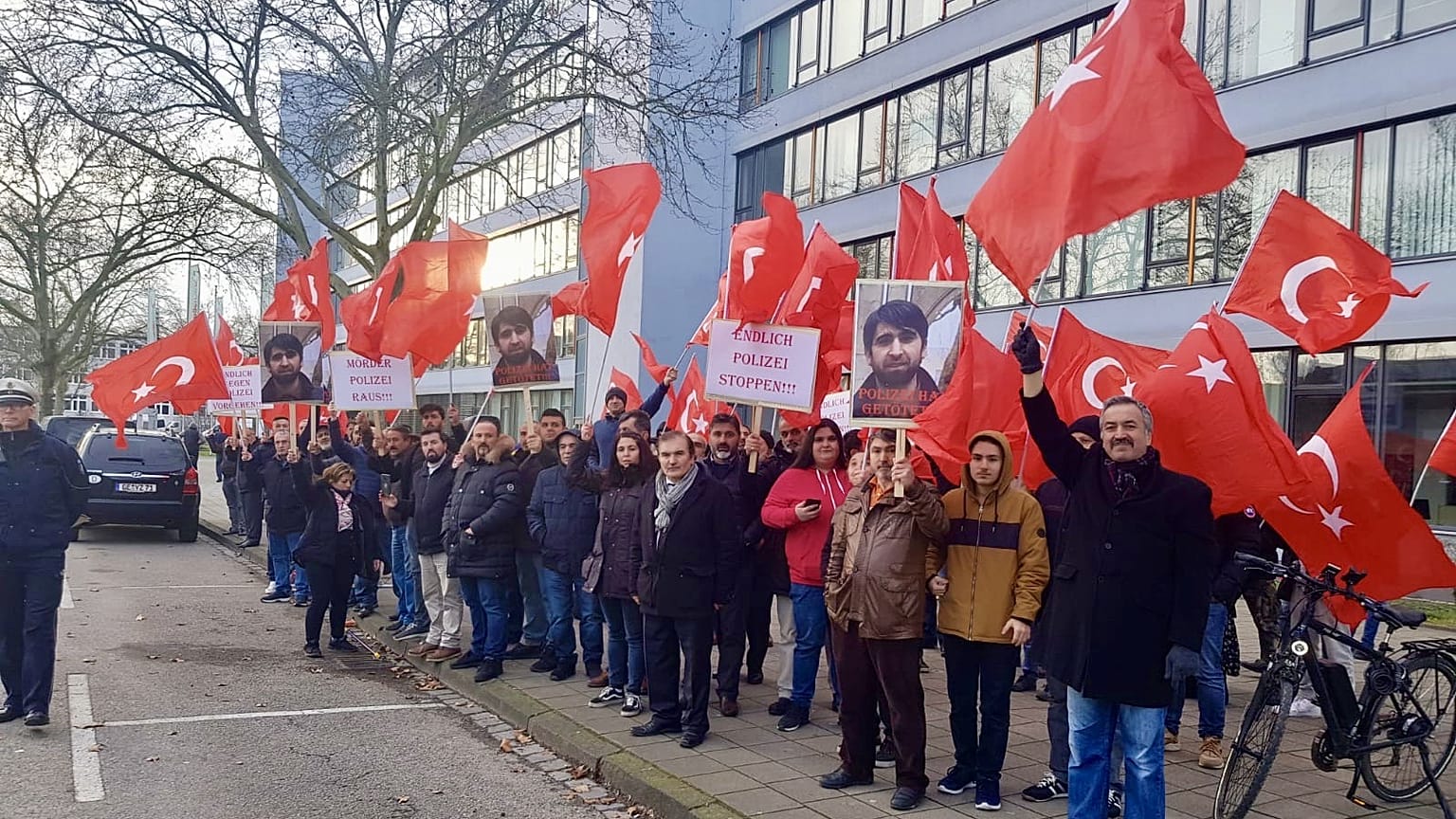 Almanya'nın Gelsenkirchen kentinde polis karakolu önünde toplanan protestocular, "Polis şiddetine hayır" sloganı attı