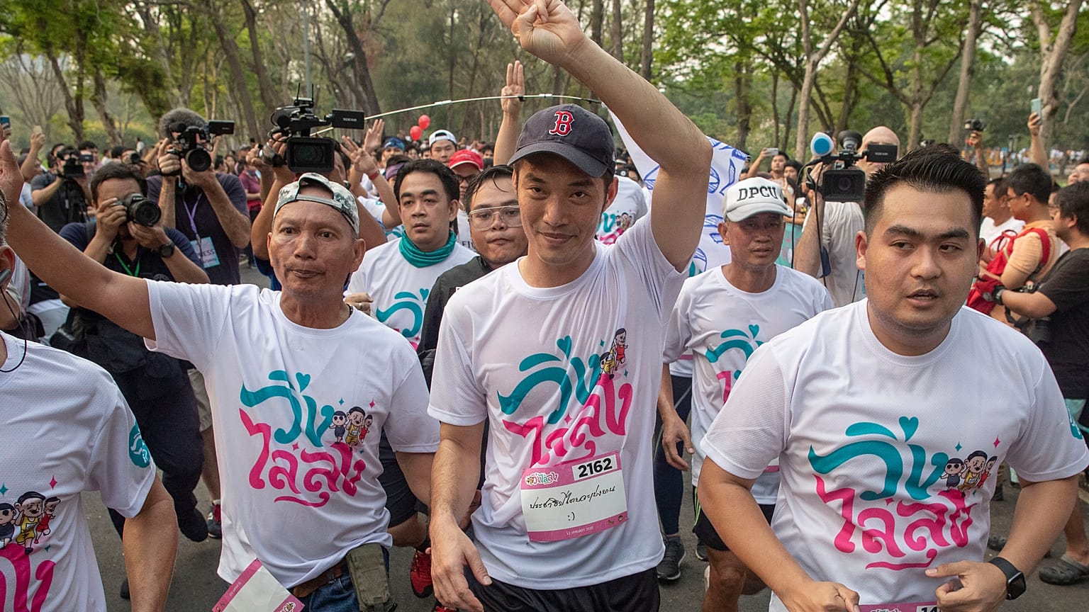 İleriye Doğru Gelecek Partisi lideri Thanathorn Juangroongruangkit (ortada) "Diktatörlüğe Karşı Koş" eylemine katıldı 