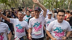İleriye Doğru Gelecek Partisi lideri Thanathorn Juangroongruangkit (ortada) "Diktatörlüğe Karşı Koş" eylemine katıldı 