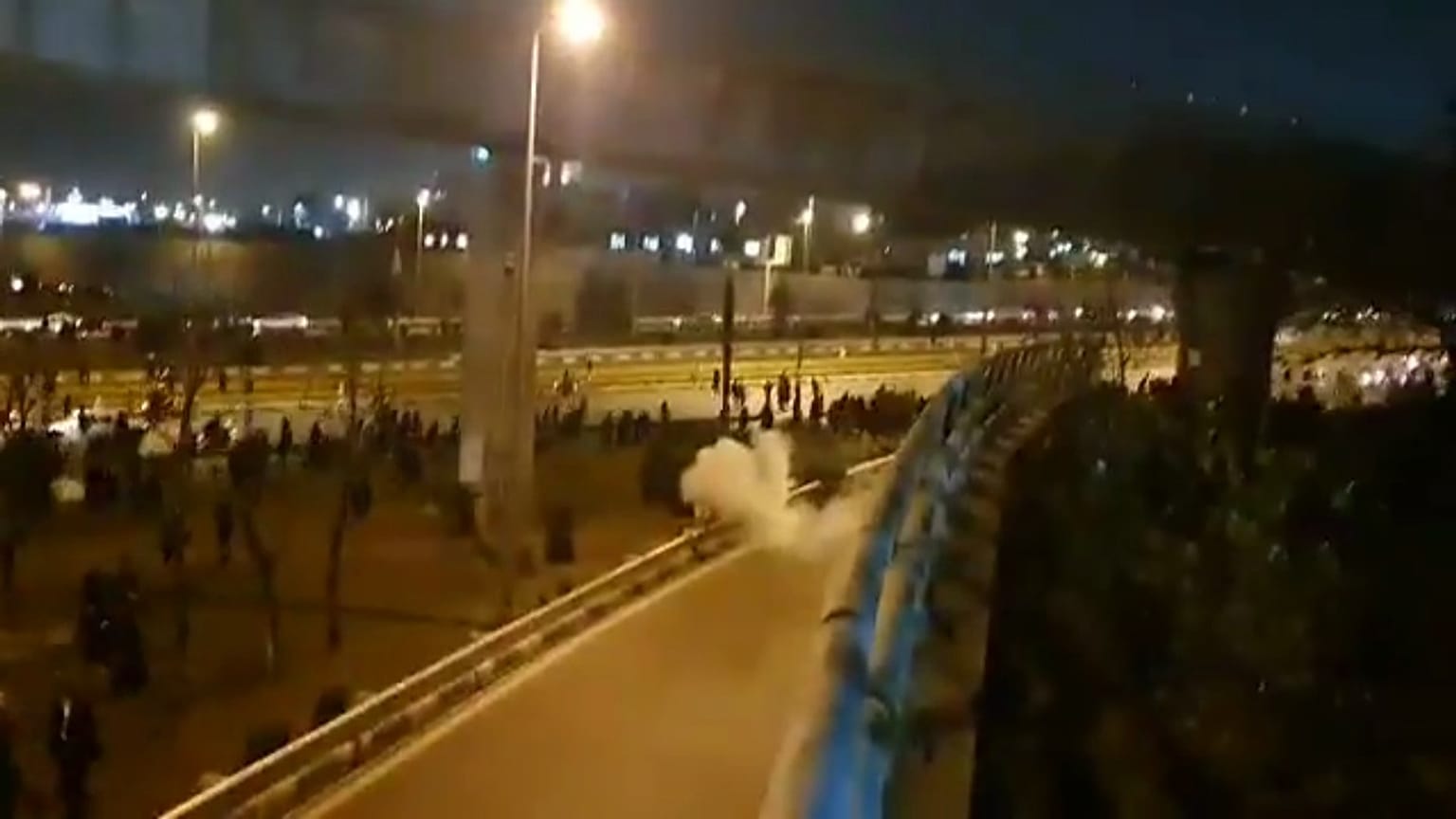 تجمع‌های اعتراضی در ایران؛ ماموران با شلیک گاز اشک‌آور با مردم درگیر شدند