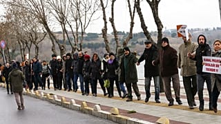 Küçükçekmece Gölü etrafında insan zinciri