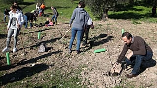 O presidente da Câmara Municipal Lisboa, Fernando Medina,durante a iniciativa "Plante a Sua Árvore" no âmbito da Lisboa Capital Europeia Verde 2020