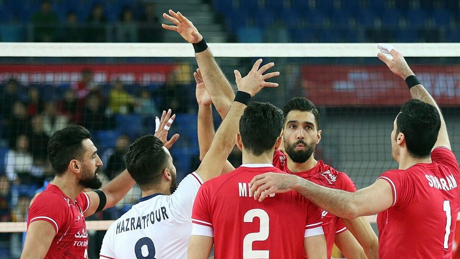 بازیکنان تیم ملی والیبال با مچ‌بند سیاه به زمین رفتند