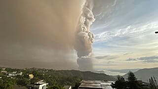 Philippines : les images impressionnantes du réveil d'un volcan