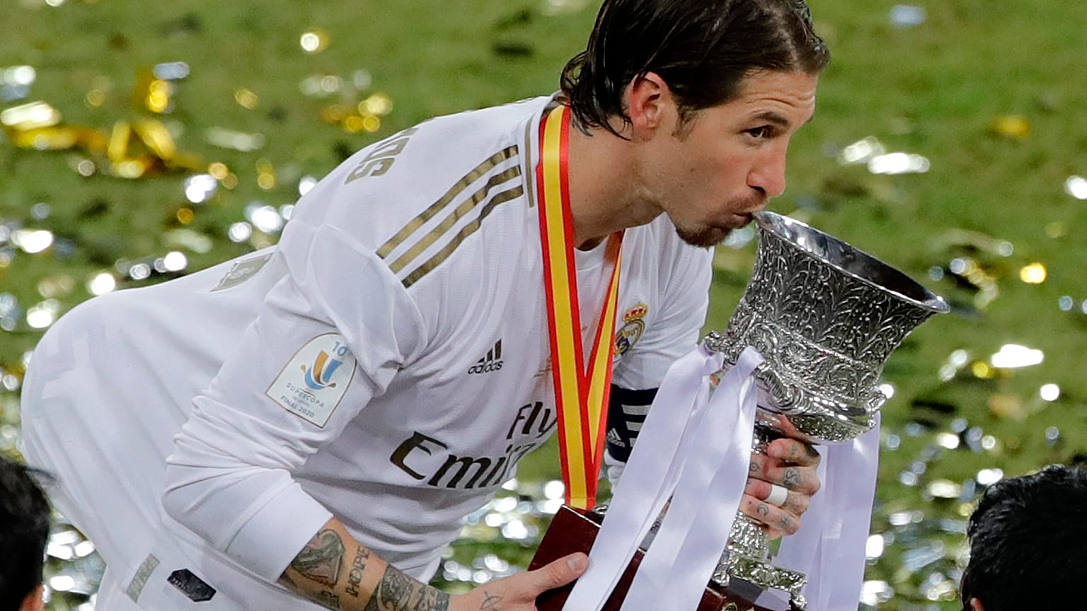 سيرجيو راموس لاعب ريال مدريد يقبل الكأس بعد الفوزعلى أتلتيكو بنهائي كأس السوبر الإسبانية في ملعب الملك عبد الله في جدة، 13 يناير 2020.