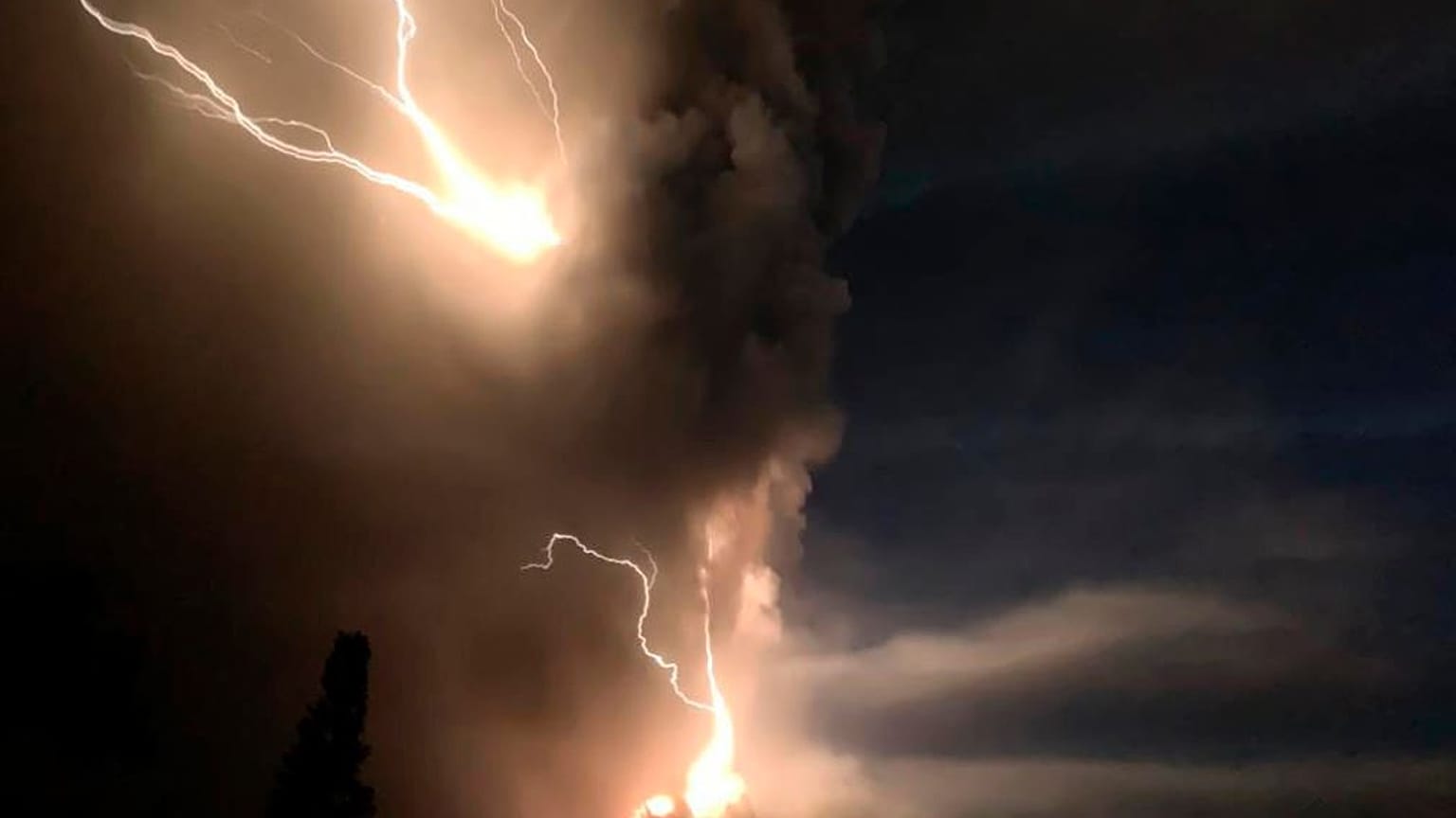 Impresionantes rayos volcánicos producidos por la erupción del volcán