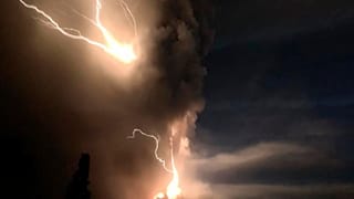 Impresionantes rayos volcánicos producidos por la erupción del volcán