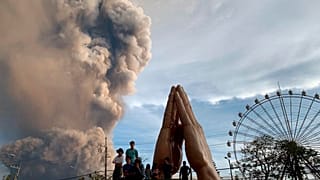 Filippine, le foto dell'eruzione del piccolo vulcano Taal