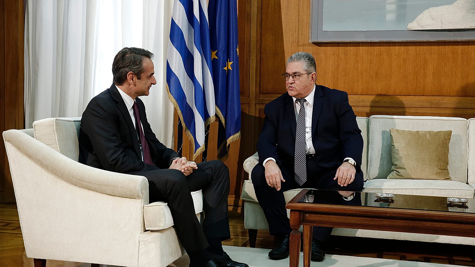 Ο Έλληνας πρωθυπουργός Κυριάκος Μητσοτάκης συνομιλεί με τον γραμματέα της ΚΕ του ΚΚΕ  Δημήτρη Κουτσούμπα 