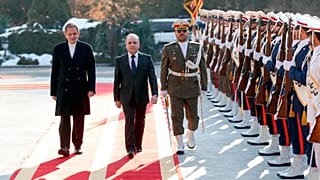 İran Cumhurbaşkanı Yardımcısı İshak Cihangiri, Suriye Başbakanı İmad Hamis'i resmi törenle karşıladı