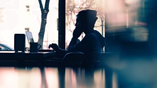 Schützen Pseudonyme Menschen im Internet oder ebnen sie den Weg für Hass und Hetze?