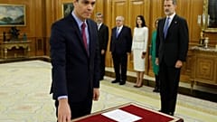 İspanya BaşbakanıPedro Sanchez yemin ederken