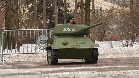 Muscovites get a chance to take on toy tanks