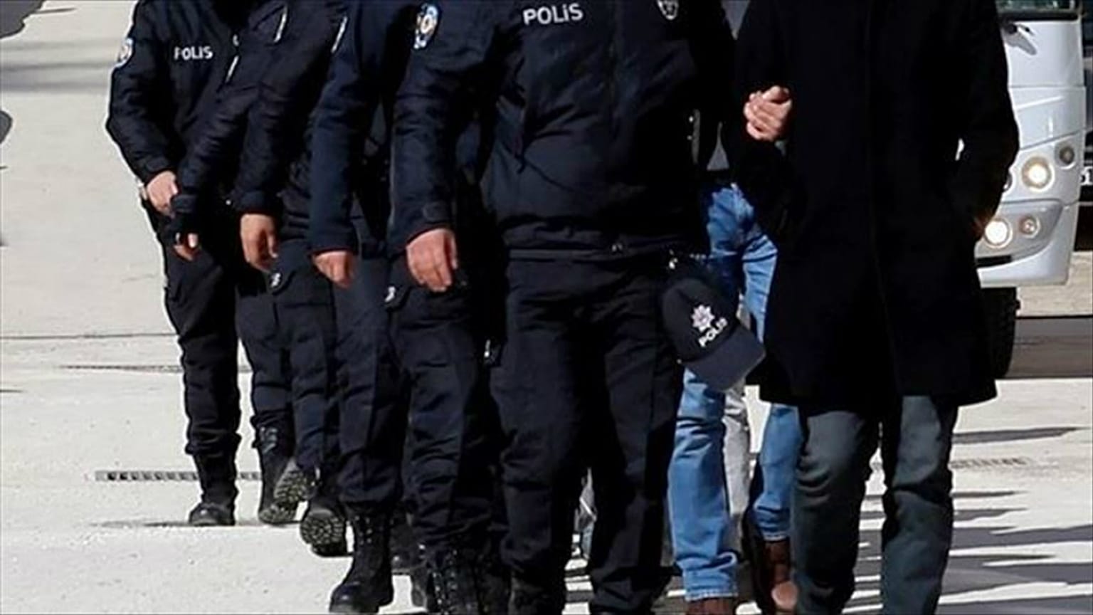 Gözaltı uygulaması yapan polis
