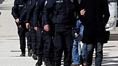 Gözaltı uygulaması yapan polis